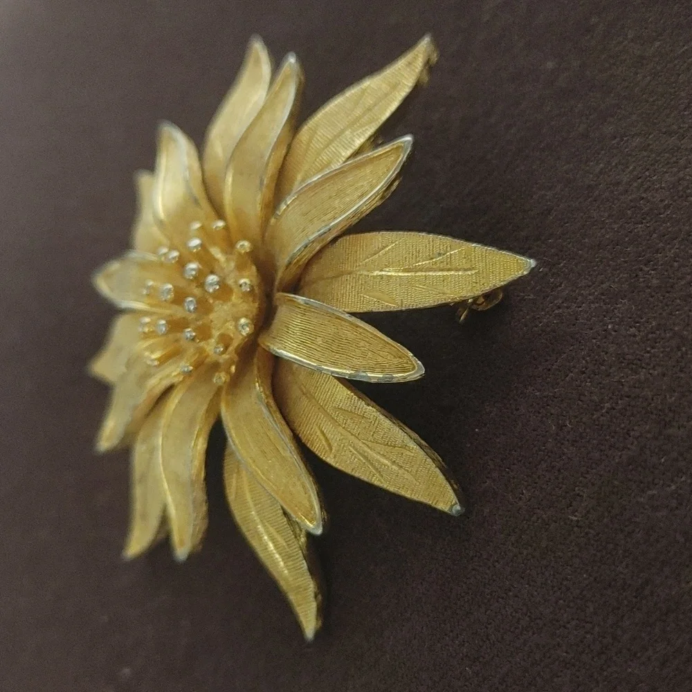 Kramer VTG Elegant Gold Flower Brooch